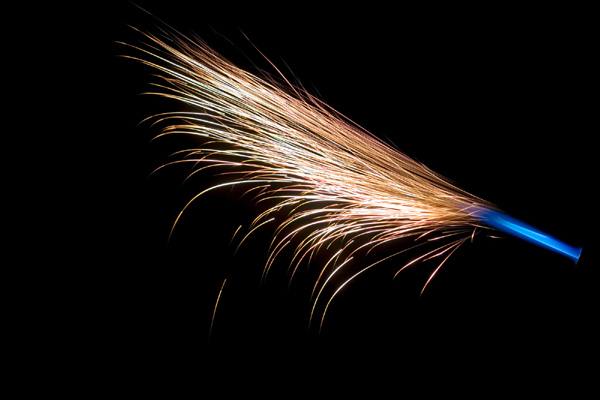 Combustion de la poudre de fer dans la flamme d'un chalumeau. Crédit photo : © 2006 S. Querbes pour Anima-Science et Les atomes crochus.